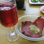 ホテルおおるり - 料理写真:ワインとローストビーフ