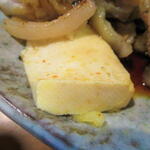 酒蔵 力 - 煮込みの豆腐も焼豚足のタレで