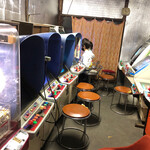 菊地商店 - お会計ゾーンを越えるとまた広がるゲームコーナー。