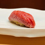 おにく 花柳 - ◎鳥取和牛のシンシンの握り寿司。陶器は美濃の人気陶芸家、加藤委先生の作品。