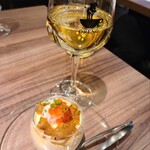 Oreno Itarian - 前菜のウニのムースと白ワイン。美しい！