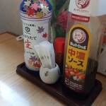 しんべえ - 備え付け調味料（醤油・七味・ソース）