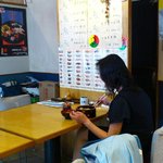 栄寿司 小吉 - 栄寿司 小吉 坂上店 店内 2卓8席のテーブル席