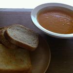A-NE CAFE - 窓辺の席にて、パンの盛り合わせとトマトにんじんスープ