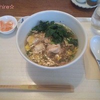 広尾はしづめ - '13/03 蒸し鶏のねぎ油がけをのせた温かい麺