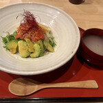太郎茶屋 鎌倉 - ランチサーモンユッケとアボカド丼1400円