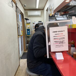 立川マシマシ - 店内はカウンターのみ。ちと狭いっす(。-∀-)