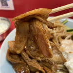 立川マシマシ - 焼肉が入ってますよ〜☆ ジャンク過ぎて笑いが止まらない♪