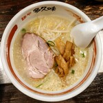 麺や 多久味 - しおらぁめん　870円 スープ：塩味としては稀な、デフォルトで背脂を含む油脂多め。 塩みの角が無く、出汁感よりも、まったり目でコクが深い感じ。