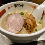 麺や 多久味 - しおらぁめん　870円 スープ：塩味としては稀な、デフォルトで背脂を含む油脂多め。 塩みの角が無く、出汁感よりも、まったり目でコクが深い感じ。