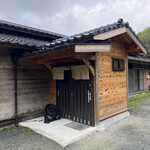 ろばたやき山ろく - 入り口が奥の駐車場側に変わりました♪