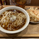 長命うどん - 麺2種ミックス(中華麺 きしめん) かけ　人参と玉ねぎのかき揚げ