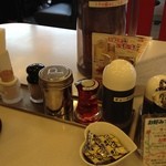 Ramen Yokoduna - ラーメン横綱 五条店の卓上調味料（13.05）