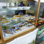 2013.05 この棚の中から２品選んで定食にしてくれます。