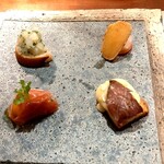 ビストロ　アギャット - 左上からアオリイカのタルタル、右上はアオハタのカルパッチョ、左下は柿のマリネとイベリコ豚の生ハム、右下は自家製ブリオッシュとモンドールチーズと牛ハム