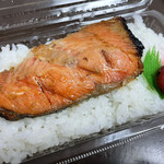 KIYOSHI - これぞ鮭弁当！と言える鮭弁当　400円　鮭も肉厚、ご飯も美味しく、梅干しもしっかり　これは安いですね