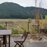 里山きさら - テラス席と周りの景色