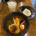 北カフェ - ハンバーグと焼きチーズ、ラッシー