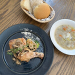 コルヌコピア - 骨付き鶏もも肉ローストとセットのスープとフォカッチャ。追加注文の丸パン、チャバタ
