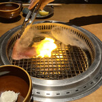 蕃 YORONIKU - シルクロースの炙りです。これは見た目にも楽しいです。