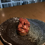 蕃 YORONIKU - ユッケです。綺麗に盛り付けて貰えます。パンとの相性が良いです。