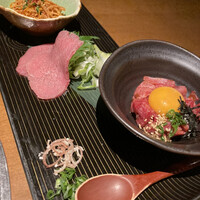 蕃 YORONIKU - お刺身とユッケと白センマイ。センマイは、好み分かれます。私は×。他は絶品です。