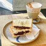 エニー ビー&ビー+コーヒー - チャイラテ、ホットサンドウィッチ／小倉