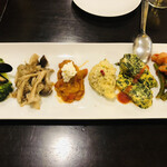 Osteria Meta-Meta - 前菜盛り合わせ（キノコのマリネ、ペペロナータ、ムール貝とブロッコリーのアーリオ・オーリオ、燻製サバのポテトサラダ、イタリアオムレツ）
