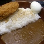 華道カレー - ミンチカツカレー ご飯大盛り  食べ放題のゆで卵をのせて