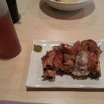 焼きとり　おまかせ - とんそく　300円。表面はパリッと。身離れはイマイチ。