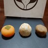 Narumi Mochi - 柿183円、栗餅216円、栗おはぎ226円✨柿には白あん、栗もちはこしあんに栗1個入りです。栗おはぎは金土日祝日限定でした。どれもシンプルで上品です♬