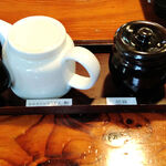 189921001 - 嬉野温泉湯豆腐定食：最初にたれ3種類と胡麻が登場