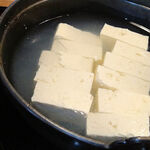 189921002 - 嬉野温泉湯豆腐定食：鍋が登場。温泉豆腐調理用の水に豆腐が入っています。