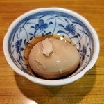 炭火やきとん かわ野 - お通しの煮卵