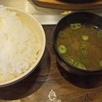 弁兵衛 - ご飯と味噌汁。まあ普通やね