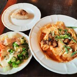 Trattoria ALBERO - 香りにこだわる本格手打ちパスタには、5種類のドレッシングが選べるサラダビュッフェ、ピッツァ生地を使ったパン付き