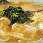 横浜らーめん 本牧家 - ラーメン並固め多め(近景)