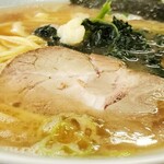 横浜らーめん 本牧家 - ラーメン並固め(近景)