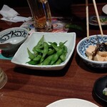 Irohani Hoheto - お通しの〆鯖炙りと枝豆､長芋の醤油漬け