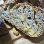 手ごね自家製パン さくら蒸餅堂 - カシューナッツのパン　断面