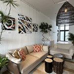 Grand Bleu Gamin - ロビーラウンジ 色んなアーティストさんの作品を飾ってるみたい