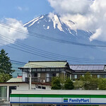 魚啓 - 店舗前から臨む富士の山