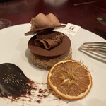 LES DEUX MAGOTS PARIS - 普段食べないデザート、甘さ控えめだけどチョコに深みあるね。オレンジの酸味との調和がいい。