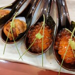 赤酢 謹賀 - スプーン鮨の極上いくら・厳選うに各330円