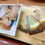 赤酢 謹賀 - 泳ぎ車海老1貫190円、頭は炙ってくれてます