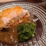 緒方 - ①間人蟹(雌、ハーフ)(京都府間人産)、内子&外子、土佐酢ジュレ、青もずく(新潟県産)
      身の穏やかな甘み、蟹味噌のコクと微かな苦み、内子の旨みと甘み、渾然一体とした蟹の美味しさを味わい尽くします