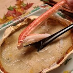 緒方 - ⑪炭火焼き間人蟹(3番脚)(京都府間人産)
      最後は蟹味噌酒をタレにして焼き松葉蟹を楽しみます
      しっかり焼いた2番脚、酢橘の爽やかな3番脚、蟹味噌で濃厚の4番脚と飽きる暇もありません
      悶絶する美味しさ