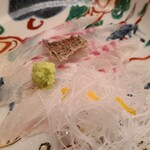 緒方 - ③真鯛の身&真鯛の皮(朝〆)(兵庫県明石産)、青檸檬(広島県高根産)果汁掛け
      コリコリ感がありながらも、脂のりが良く3日寝かせのような旨み&甘み