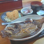 福浦漁港 みなと食堂 - 「赤カレイの煮付け」 お盆に乗り切れない程のとても大きいカレイです。