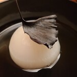 緒方 - ②茹で小蕪(京都府産)、焼き銀杏の葉載せ、利尻昆布&血合い抜き鮪節の出汁のお椀
      利尻昆布のお出汁は透明感がありながらも輪郭がはっきりしたキレのある味わい
      蕪の煮汁で半分に割ったとは思えないほど